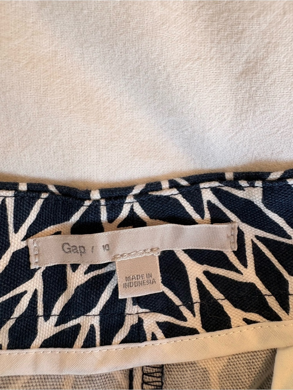 GAP Mid Rise Mini Shorts Size 10 - Picture 3 of 4